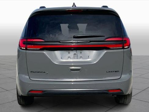 Certified 2025 Chrysler Pacifica Limited image 4