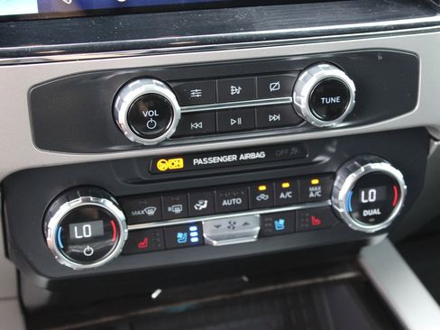 Used 2022 Ford F250 Lariat w/ Lariat Ultimate Package AWD/4WD image 17