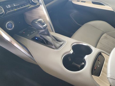 Used 2021 Toyota Venza XLE image 19