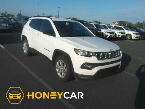 Used 2024 Jeep Compass Latitude AWD/4WD image 1