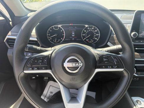 Used 2025 Nissan Altima 2.5 SV FWD image 18