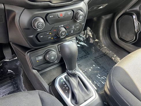 Used 2018 Jeep Renegade Altitude AWD/4WD image 37
