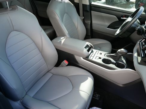 Used 2022 Toyota Highlander XLE image 23