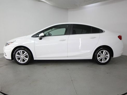 Used 2017 Chevrolet Cruze LT w/ Convenience Package FWD image 4