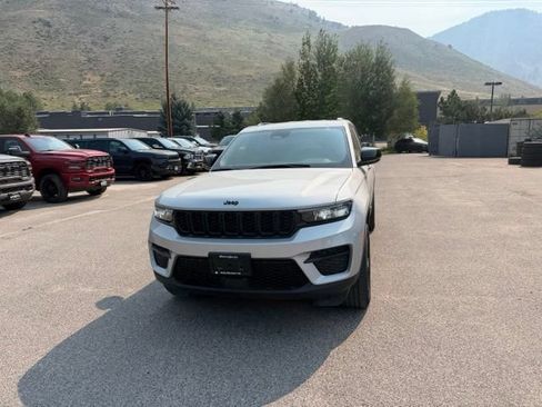Used 2023 Jeep Grand Cherokee Altitude AWD/4WD image 3