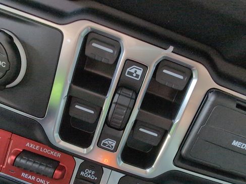 Used 2024 Jeep Gladiator Mojave AWD/4WD image 15