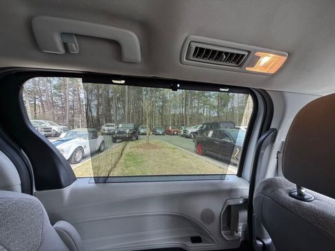 Used 2022 Toyota Sienna LE FWD image 41