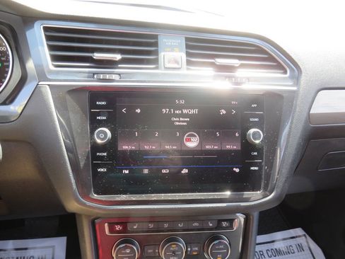 Used 2018 Volkswagen Tiguan SE FWD image 17