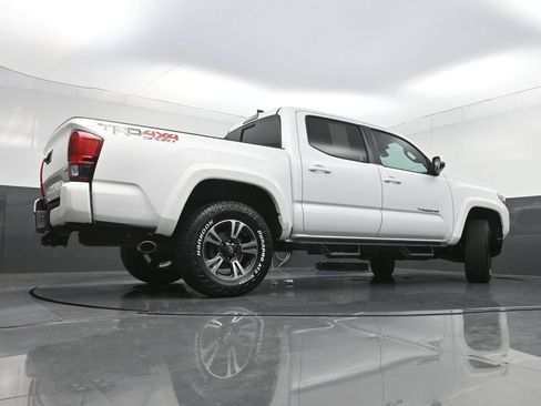 Used 2018 Toyota Tacoma TRD Sport AWD/4WD image 28
