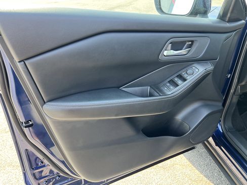 Used 2025 Nissan Rogue SV image 12