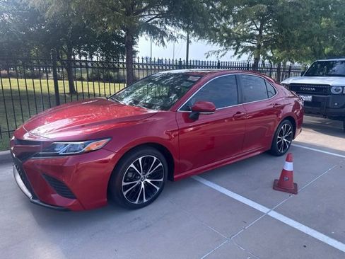 Used 2020 Toyota Camry SE w/ Convenience Package FWD image 1