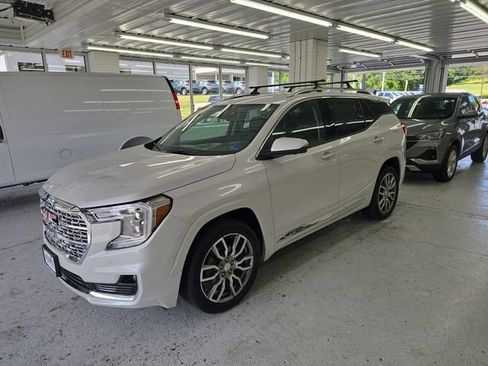 Used 2023 GMC Terrain Denali w/ Denali Premium Package AWD/4WD image 2