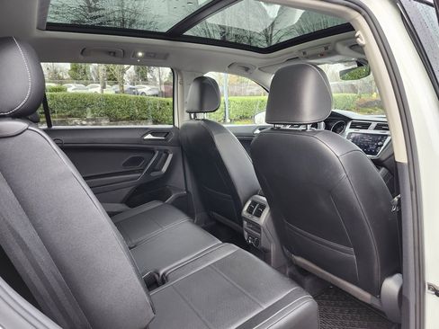 Used 2021 Volkswagen Tiguan SE w/ Panoramic Sunroof Package image 36