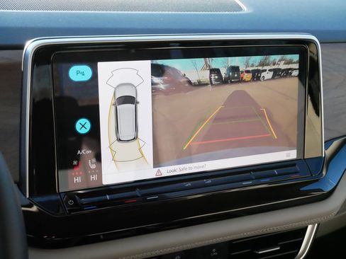 Certified 2025 Volkswagen Atlas SE w/ Black Wheel Package image 31