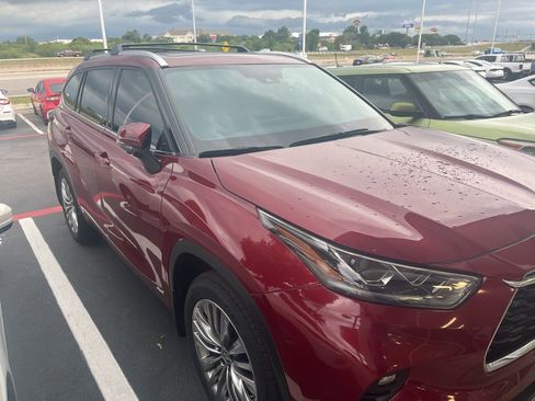 Used 2026 Toyota Highlander Platinum AWD/4WD image 3
