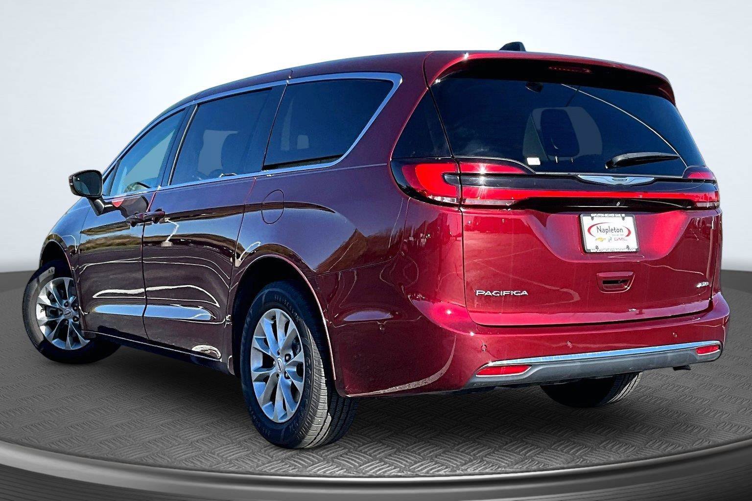 Used 2023 Chrysler Pacifica Touring-L AWD/4WD image 13