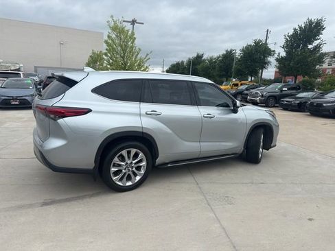 Used 2020 Toyota Highlander Limited FWD image 3