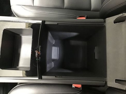 Used 2025 Chevrolet Traverse LT image 23