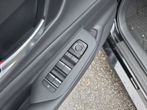 Used 2025 Toyota Prius FWD image 17