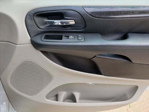 Used 2016 Dodge Grand Caravan SXT w/ Rear Park Assist Package image 17