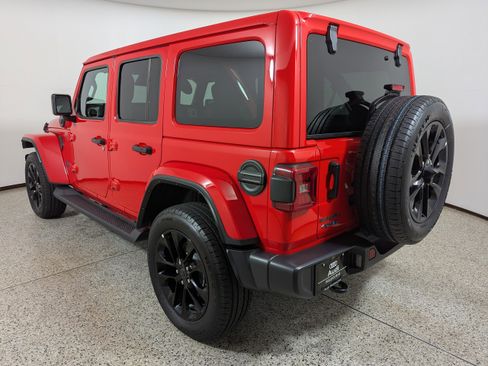 Used 2025 Jeep Wrangler Unlimited Sahara AWD/4WD image 5