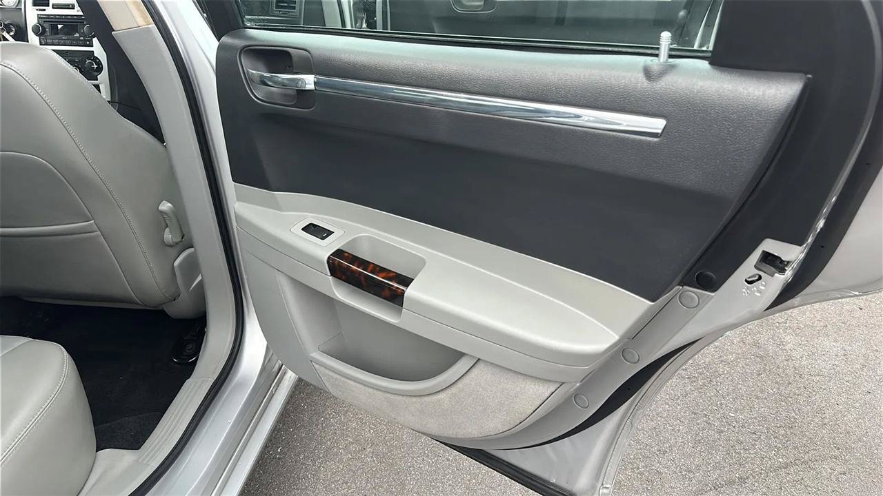 Used 2007 Chrysler 300 C RWD image 27