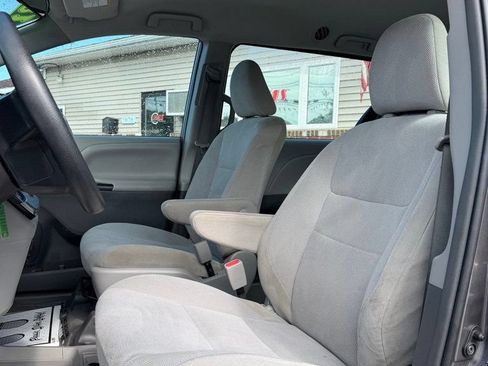 Used 2018 Toyota Sienna L FWD image 10