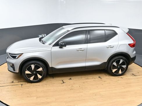 Used 2025 Volvo EX40 Core image 7