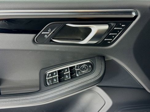 Certified 2025 Porsche Macan AWD/4WD image 11