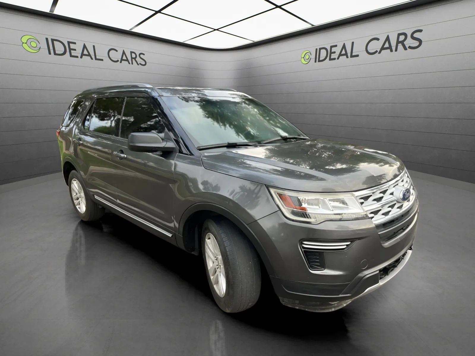 Used 2018 Ford Explorer XLT AWD/4WD image 3