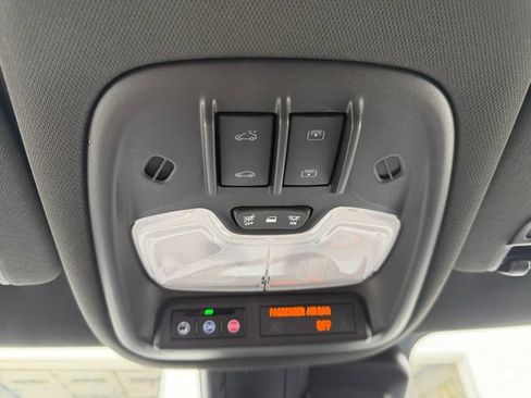 Used 2025 Chevrolet TrailBlazer RS w/ Convenience Package AWD/4WD image 32