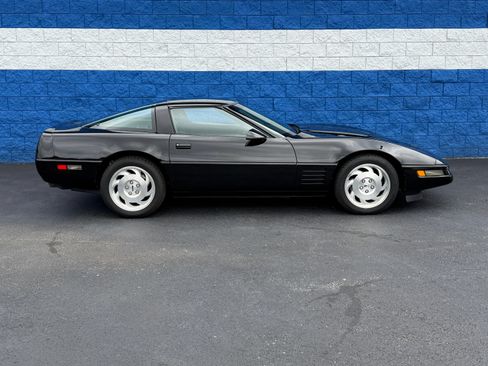 Used 1993 Chevrolet Corvette Coupe RWD image 2