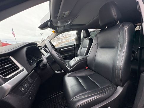 Used 2018 Toyota Highlander XLE image 2