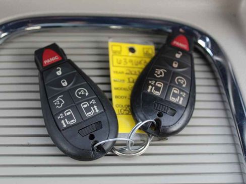 Used 2017 Dodge Grand Caravan SXT image 21