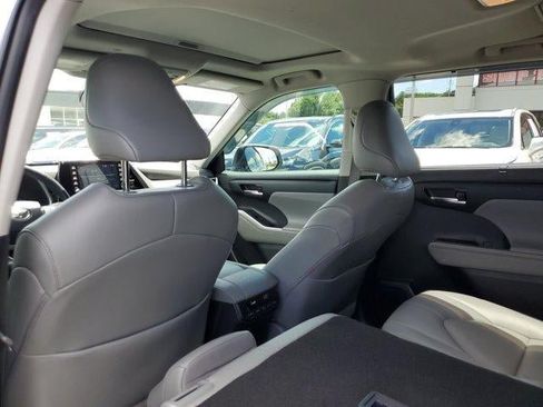 Used 2022 Toyota Highlander XLE FWD image 8