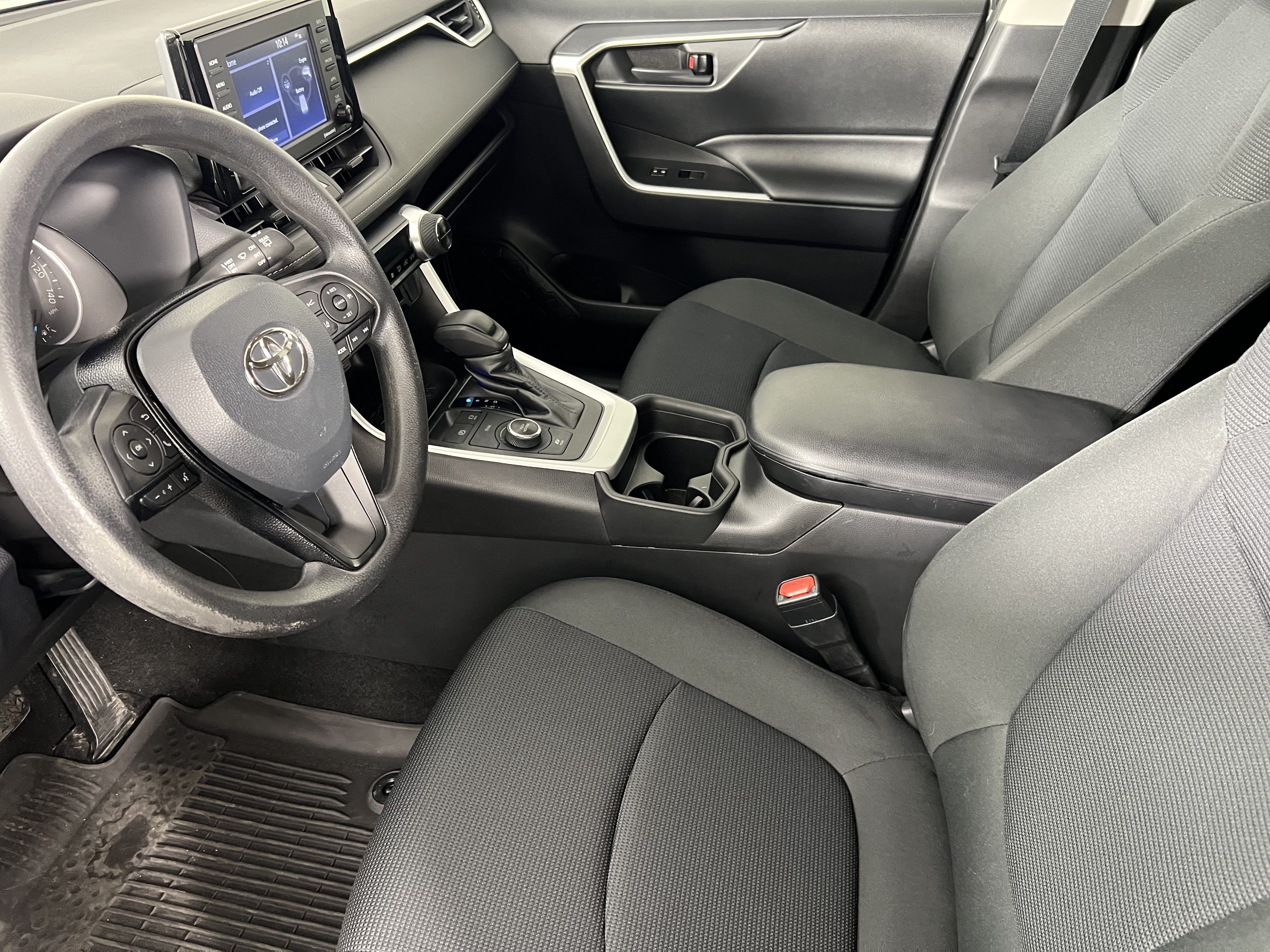 Used 2021 Toyota RAV4 LE AWD/4WD image 4