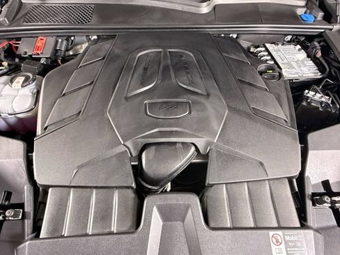 Certified 2025 Porsche Cayenne AWD/4WD image 27