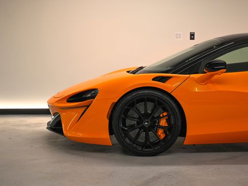 Used 2025 McLaren Artura RWD image 25