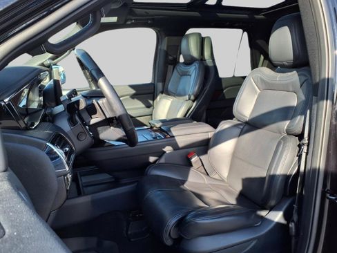 Used 2022 Lincoln Navigator Reserve image 10