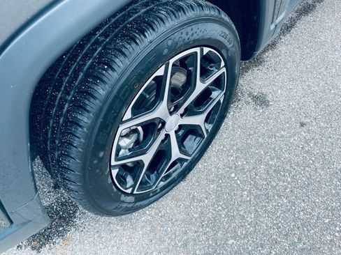 Used 2024 Jeep Compass Latitude image 11