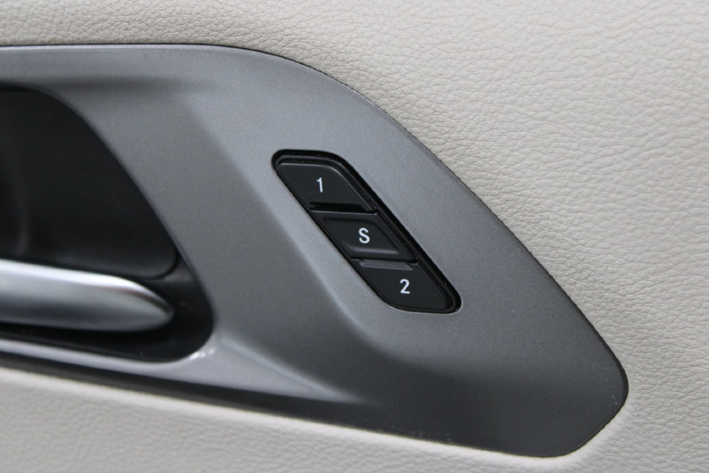 Used 2023 Chrysler Pacifica Touring-L FWD image 27