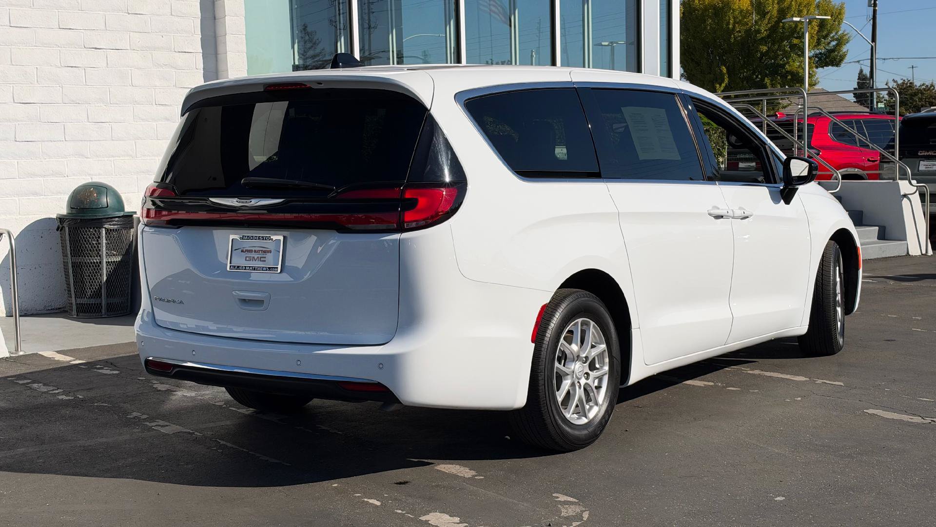 Used 2025 Chrysler Pacifica Select FWD image 5