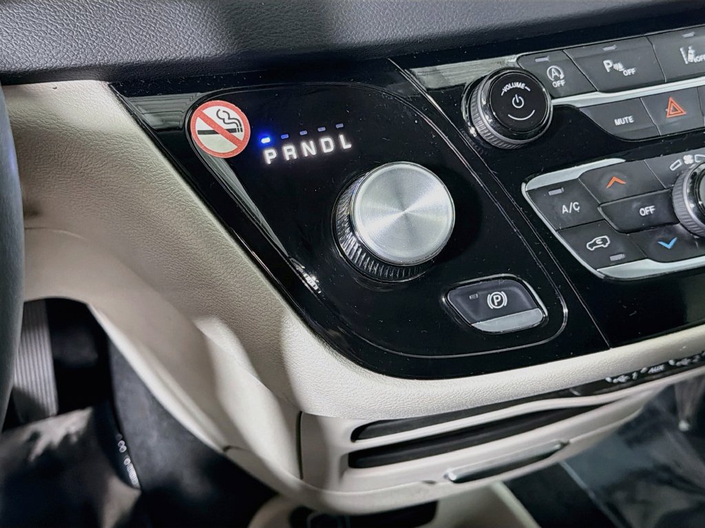 Used 2024 Chrysler Pacifica Touring-L FWD image 17
