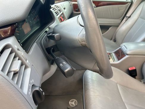 Used 2000 Mercedes-Benz E 320 Sedan image 38