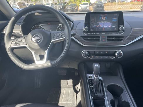 Used 2025 Nissan Altima 2.5 SV FWD image 14