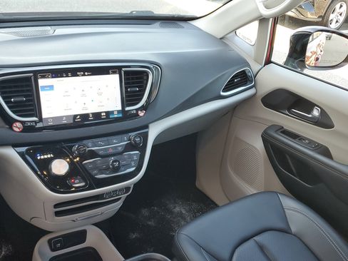 Used 2024 Chrysler Pacifica Touring-L image 18