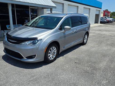 Used 2018 Chrysler Pacifica Touring-L Plus FWD image 2