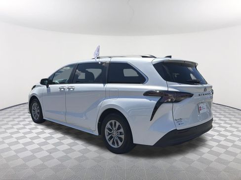 Certified 2025 Toyota Sienna XLE FWD image 14