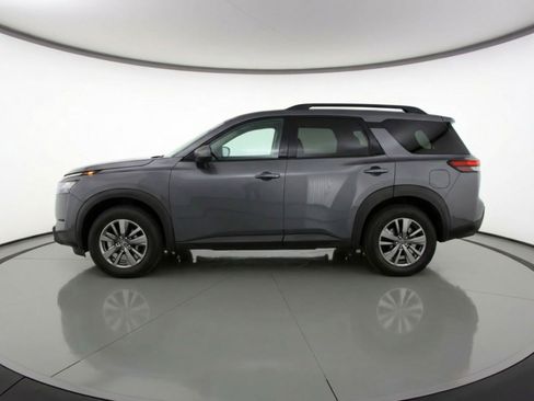 Used 2025 Nissan Pathfinder SV image 3