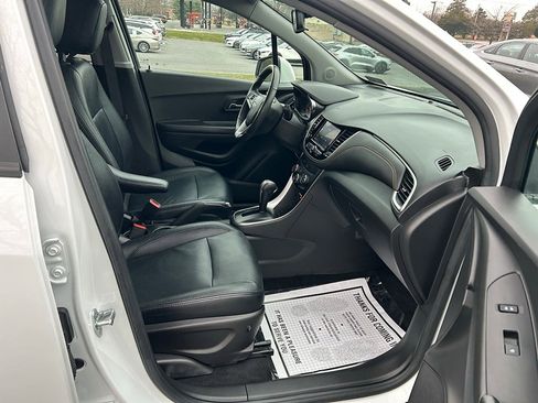 Used 2022 Chevrolet Trax LT w/ LT Convenience Package image 40